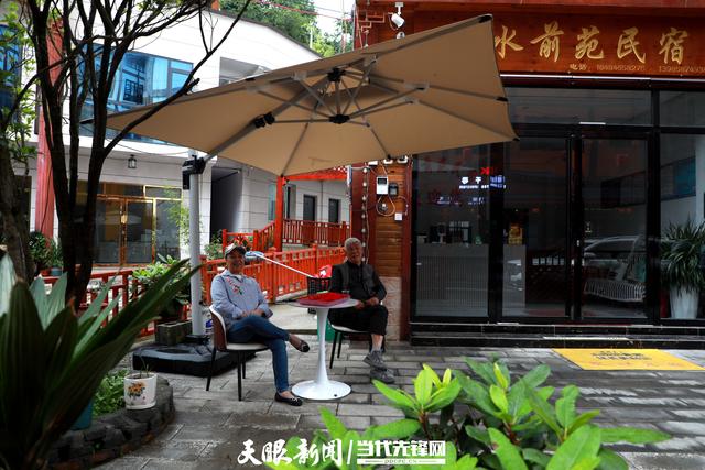 到这里，就像走亲戚｜在百里杜鹃初水湾民宿带，避暑客人与当地群众同吃同住同纳凉