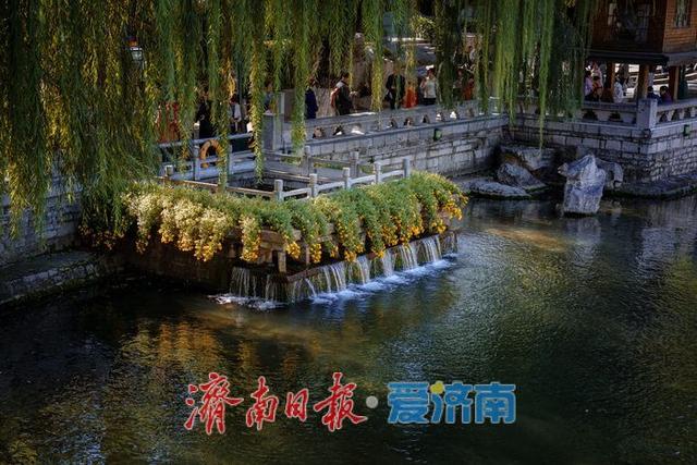 一年四季 泉在济南丨济南黑虎泉畔：秋日赏泉正当时，市民尽享泉水魅力