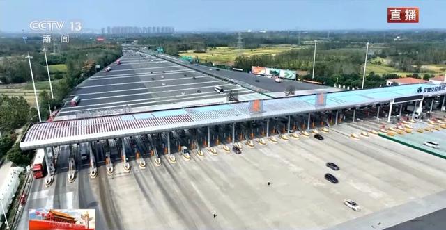 中国最大收费站挤满返程大军，出口24个车道几乎被填满，站长是平常近3倍