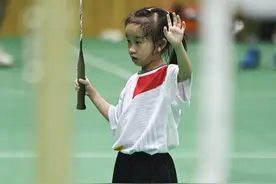 追光丨那个深夜在球馆捡瓶子的小姑娘，开始练球了！图片