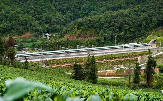 “昆明+丽江+香格里拉”、“昆明+西双版纳+普洱”动车旅游计次票来了