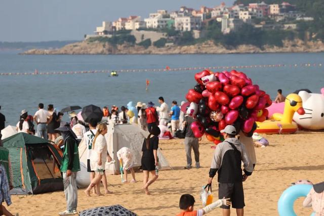 火爆！威海的海边，人山人海，场面壮观！
