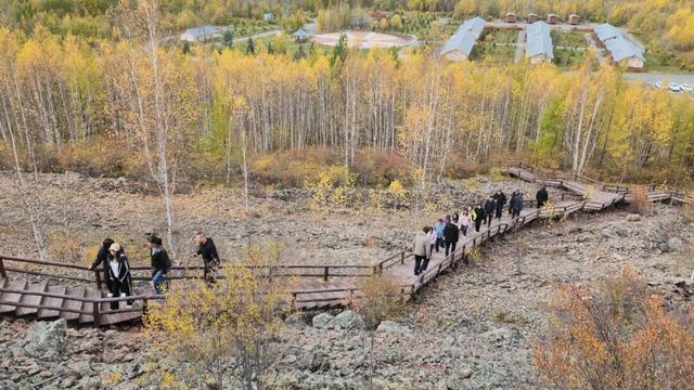 呼源镇团委开展“金秋登高展风采 凝心聚，力逐梦行”登山活动