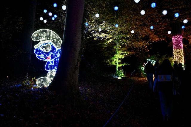 镜观欧洲｜ “光之花园——蓝精灵”主题灯光展在比利时开幕