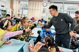 小学课堂上演“物理魔术”图片