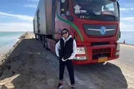 行驶在中国公路上的卡车女司机图片