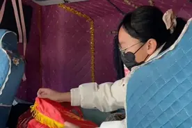 卡车司机去世 卡友自费往返4000公里护送其骨灰回家图片