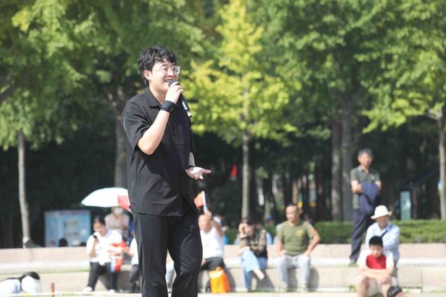 青岛：“欢乐四季”文化惠民专场演出祝福新中国成立76周年
