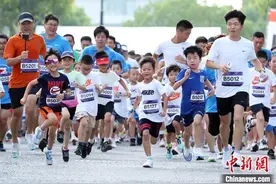 2024“小上马”鸣枪起跑  3000名小跑者踏上赛道挑战自我图片