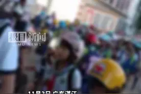 小学生纷纷戴头盔上学，学校被质疑一刀切式要求，教育局：文件要求骑摩托车戴头盔，乘车、步行无需佩戴图片