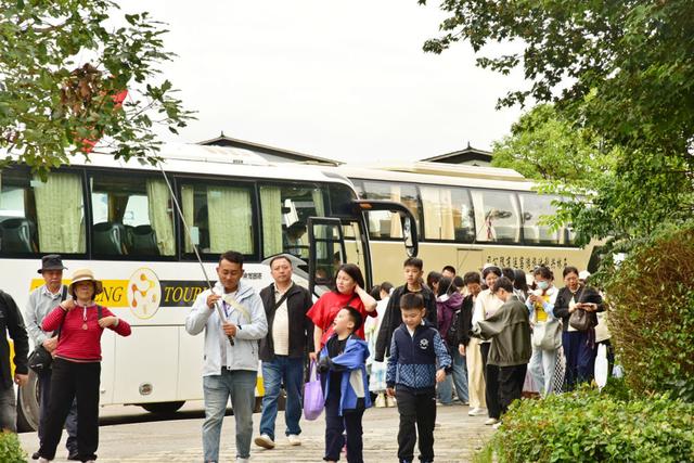 慢享时光！束河古镇暑期日均迎客超3万人次