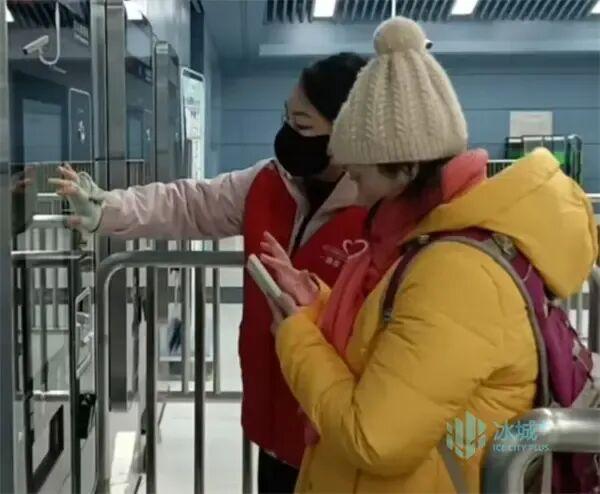 “尔滨”的宠客仪式感+1！三大热门地铁站“志愿红”已就绪