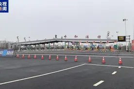 受低温雨雪冰冻天气影响 内蒙古多条高速路段实施交通管制图片