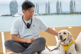 一位盲人决定行走中国图片