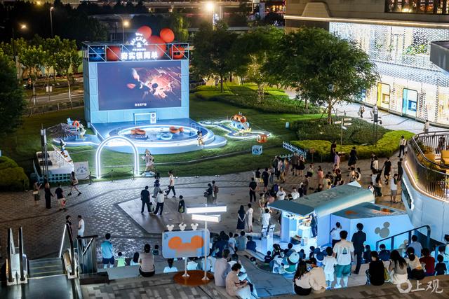场面｜音乐、展览与迪士尼同场共振，申城商圈开启“不眠模式”