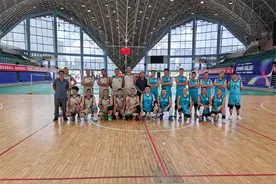 龙里县斩获州八运会群众组篮球比赛中年男子冠军图片