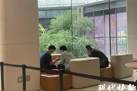 财经猎豹｜华为苹果新机同日开售：三折屏秒光，iPhone16行情“不及预期”图片