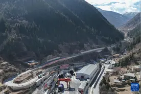 国道351夹金山隧道主洞掘进过半图片