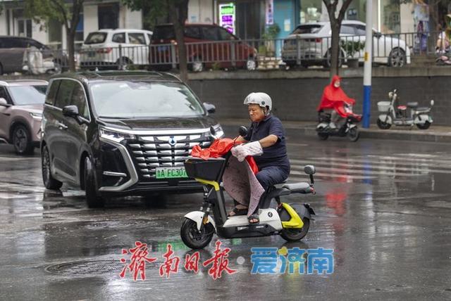 秋雨绵绵，凉意渐浓 济南的秋天来了