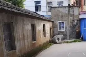 肥东撮镇小巷发现一对奇特圆形石器，表面雕刻精美图案图片