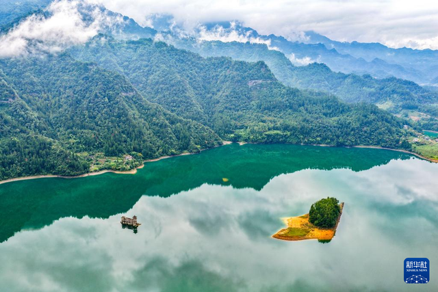 重庆黔江：小南海湿地自然保护区秋景如画