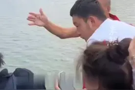 天津跳水大爷变身志愿者劝阻跳水：跳与不跳都是最棒的，生命至上图片