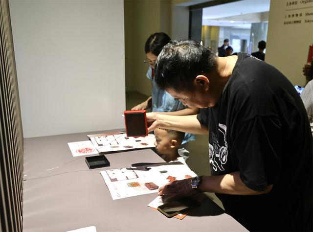 挥舞国旗去上博看展
