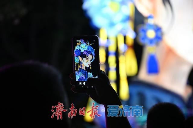 一年四季 泉在济南丨大明湖“夏雨荷2.0”搬迁逾两日热度不减！北岸钢琴广场人潮如织