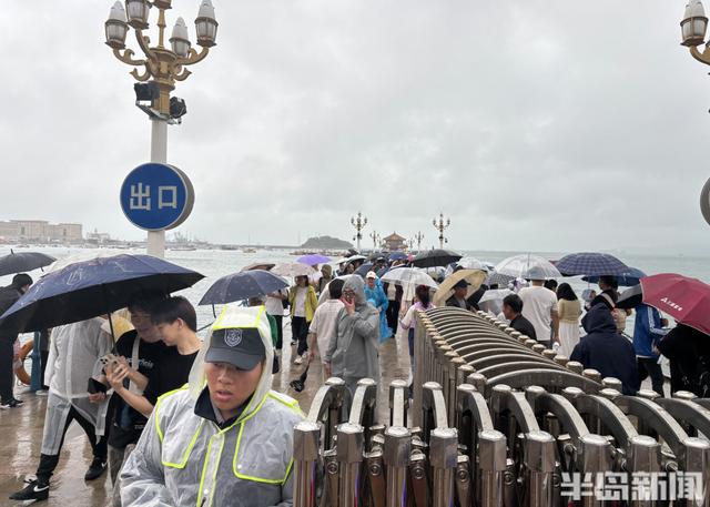 秋雨润栈桥，伞海映人潮