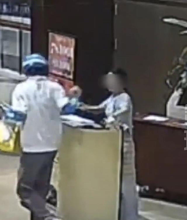 上海警方通报一外卖员取餐后摸前台女孩脸：双方于今年7月互加微信，出于玩闹捏脸，已赔礼道歉