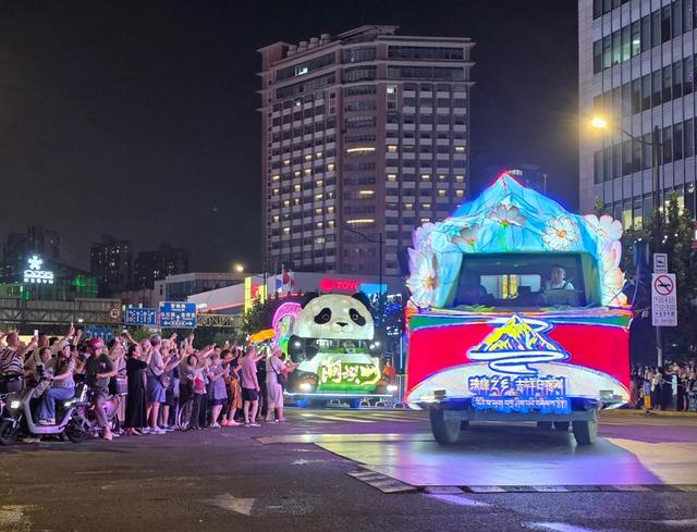 25辆花车“开进”环球港，上海旅游节大巡游活动来到普陀