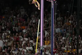 6米25！杜普兰蒂斯打破男子撑杆跳高世界纪录图片