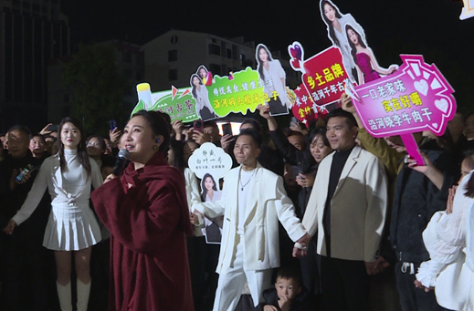 音乐巴士巡游沿河 激情传递土家风情