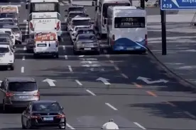 “一条街都包下来了”？事发上海市中心，男子机动车道上肆意骑行；警方回应→图片