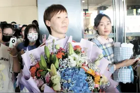 载誉归来 奥运冠军王曼昱回家了图片