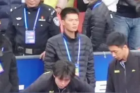 王楚钦疑身体不适？赛后一直捂肚子，球迷叮嘱好好休息图片