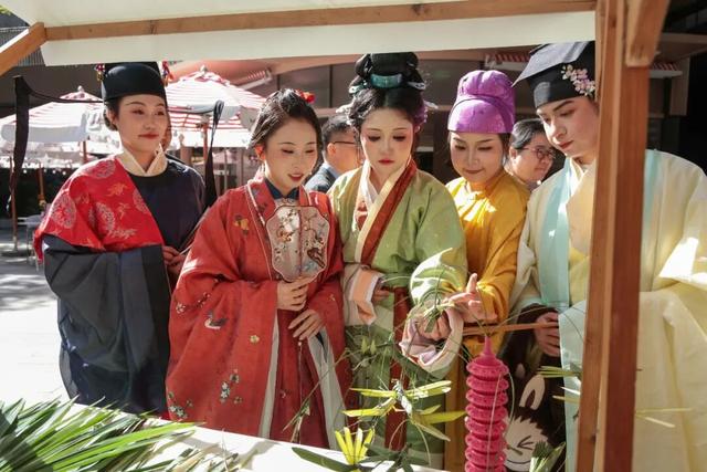 非遗市集、沉浸式游园……这场“非遗快闪”走进写字楼→