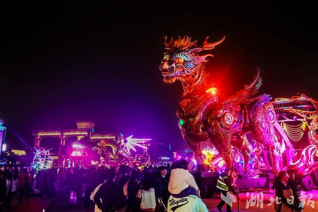 襄阳奇幻谷“惊奇潮玩节”启幕，沉浸式体验再升级