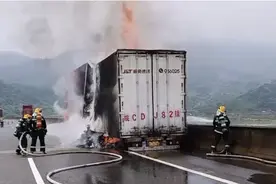 快递运输车高速上起火：大部分包裹被烧毁，所幸无人员伤亡图片