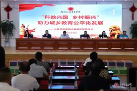 陶行知教育基金会为麒麟区32所学校捐赠70万元的信息化教学设备图片