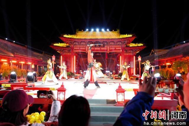 古都开封：大宋夜游剧目引多国网络博主“打卡”