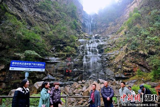 湖北利川佛宝山：丛林飞瀑引游人