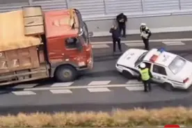 卡车被警方围堵拦截还试图离开 交警：正在调查处理中图片