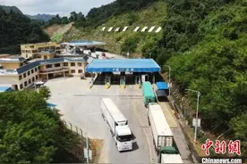 广西友谊关口岸浦寨附属通道年出入境车辆超15万辆次图片