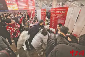 北京近百家企业火车站“招人”图片