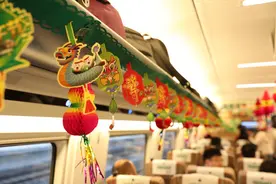 包粽子绑五彩绳 高铁列车与您一道过端午图片