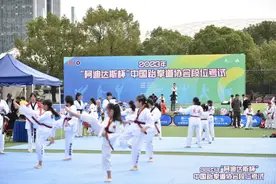 “黑带”见证成长 652名跆拳少年参加跆拳道段位考试图片