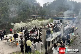 柴火灶+自带食材煮饭 四川小伙自创野炊模式走红 网友：童年回来了！图片