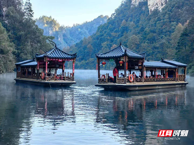 张家界宝峰湖：暖阳峰林碧水间 画舫游船引客来