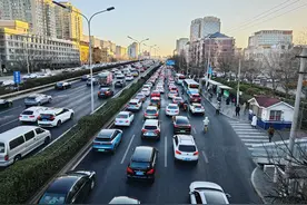 等红灯时，车辆究竟该如何操作？图片